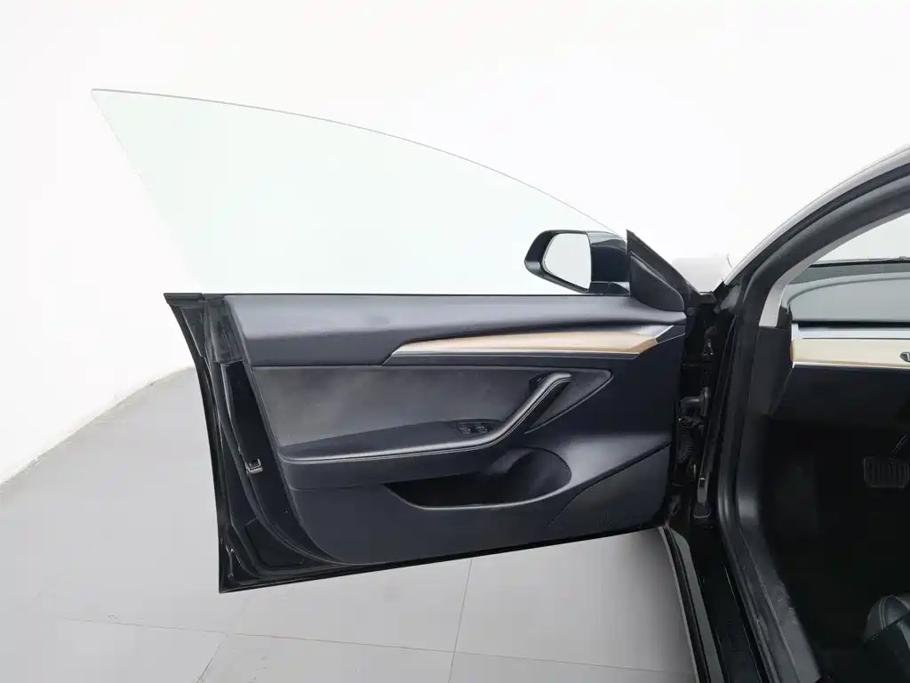 Tesla Model 3 — миниатюра 8