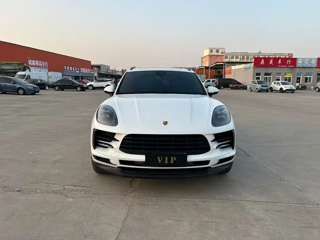 PORSCHE MACAN