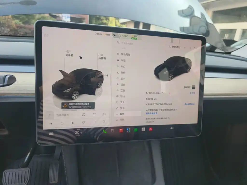 Tesla Model Y — миниатюра 12