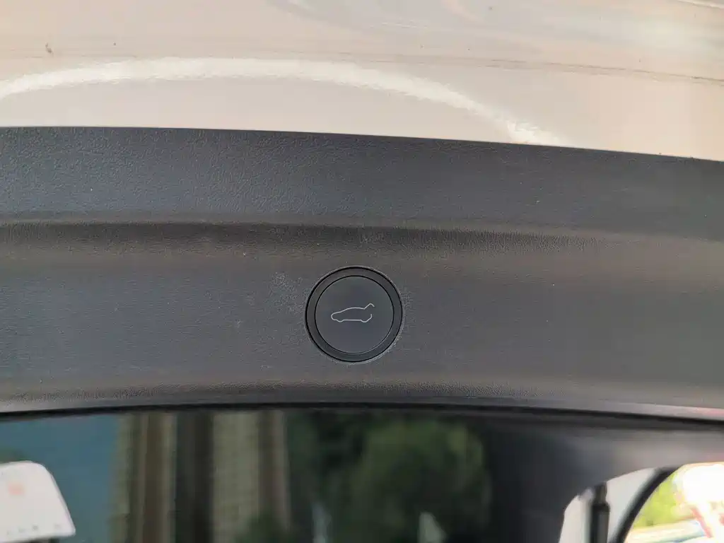 Tesla Model Y — миниатюра 9