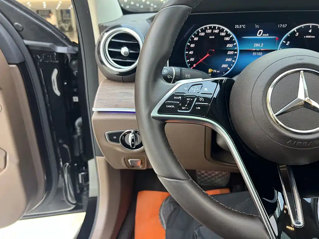 Mercedes-Benz E-Class — миниатюра 11