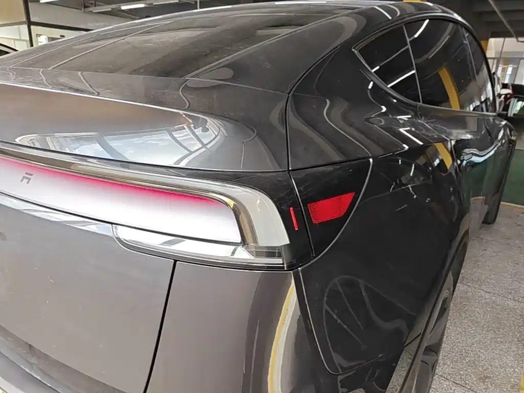Tesla Model Y — миниатюра 8