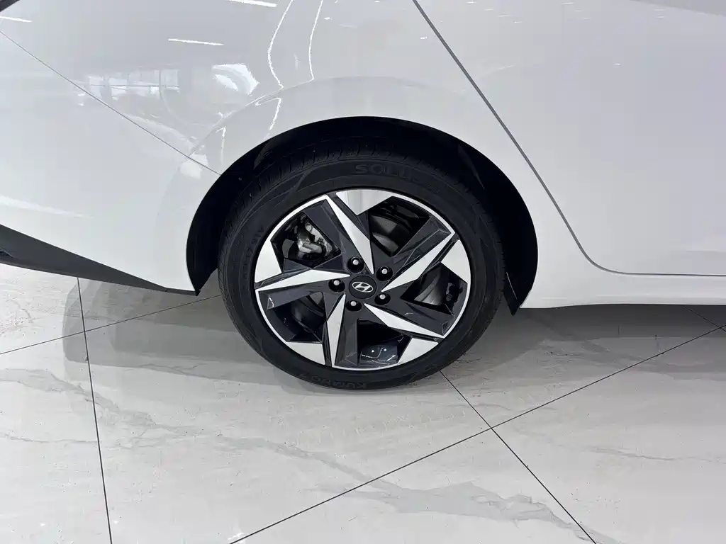 Hyundai Elantra — миниатюра 19
