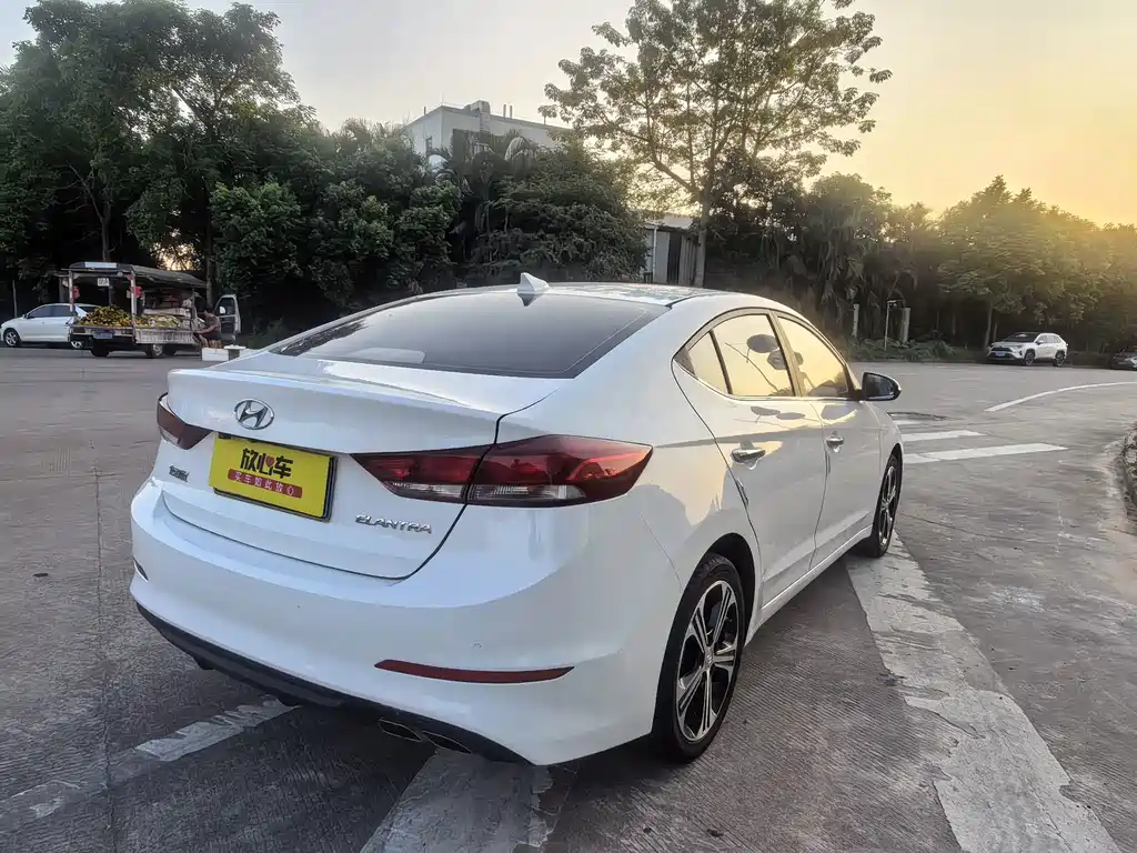 Hyundai Elantra — миниатюра 7