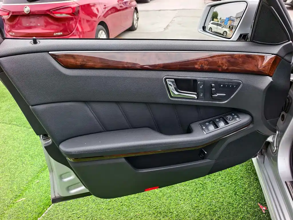 Mercedes-Benz E-Class — миниатюра 7