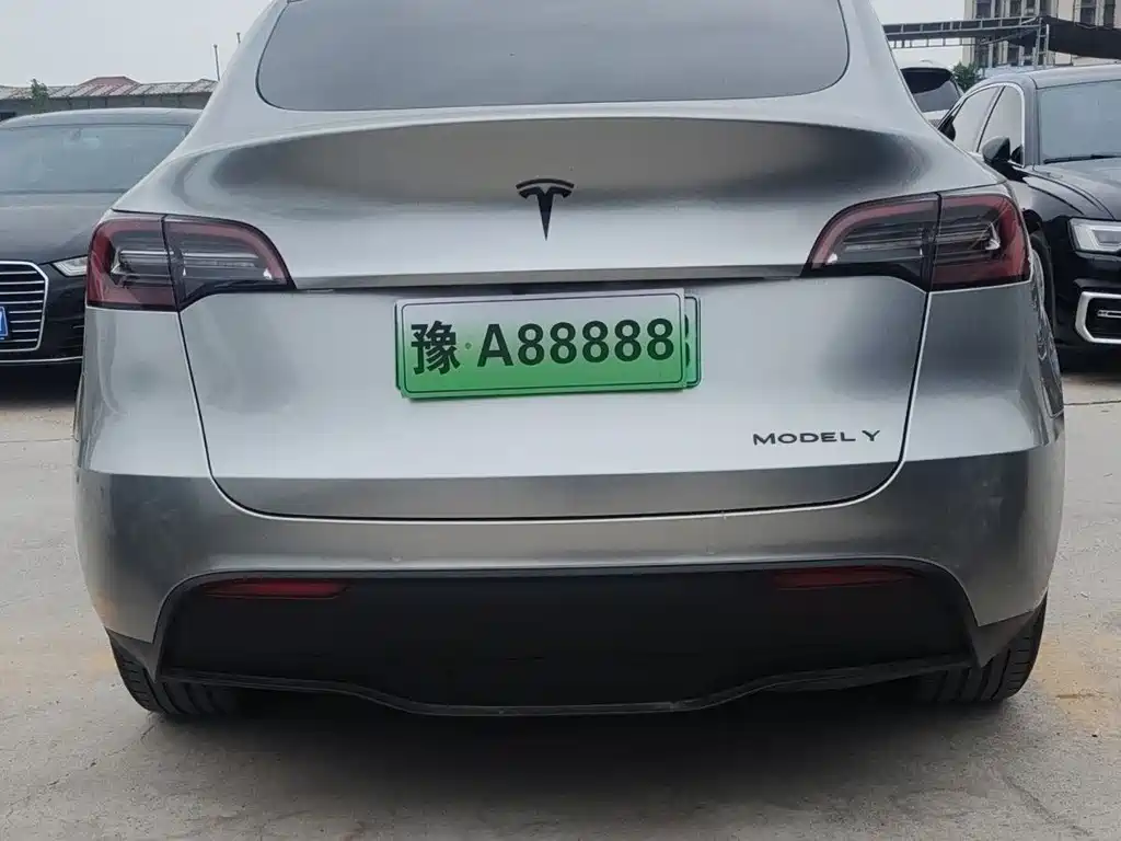 Tesla Model Y — миниатюра 11