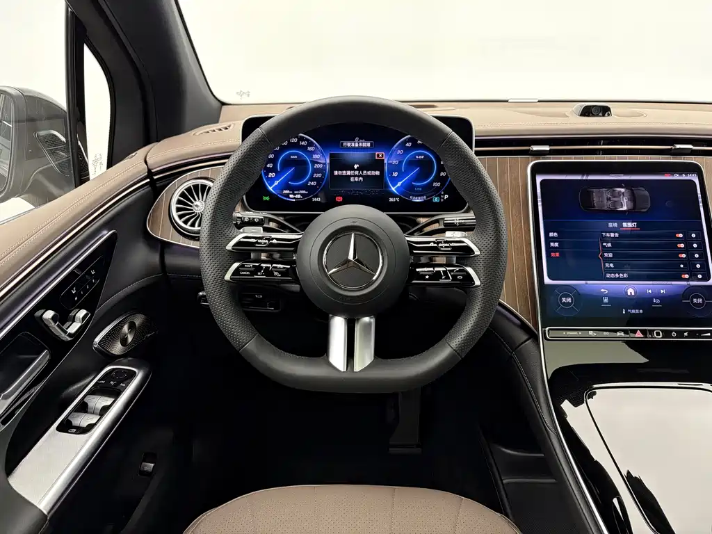 Mercedes-Benz EQE SUV — миниатюра 12