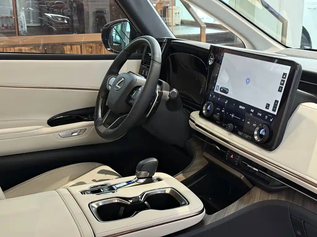 Lexus LM — миниатюра 11