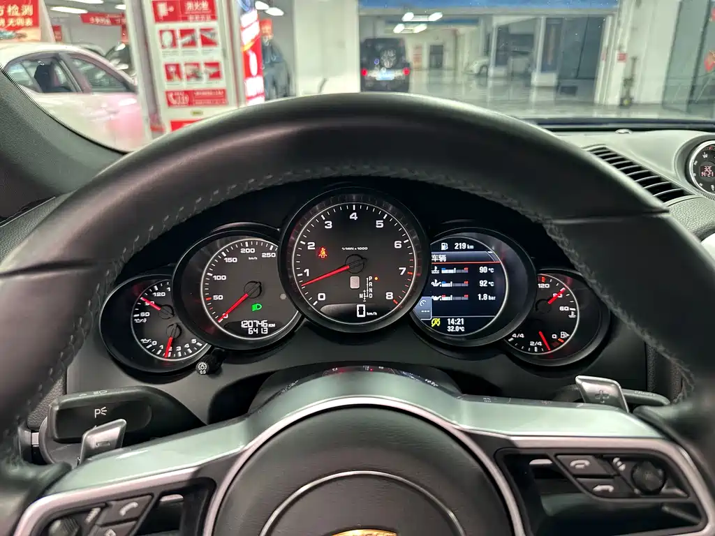 Porsche Cayenne — миниатюра 23