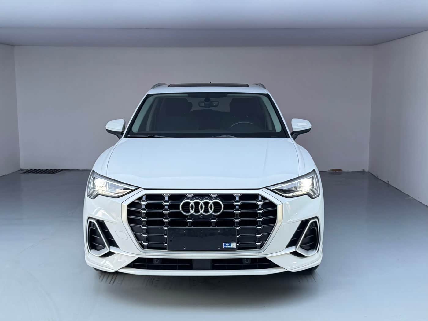 Audi Q3 1.4 л 2022 г. Белый, пробег 18000 км