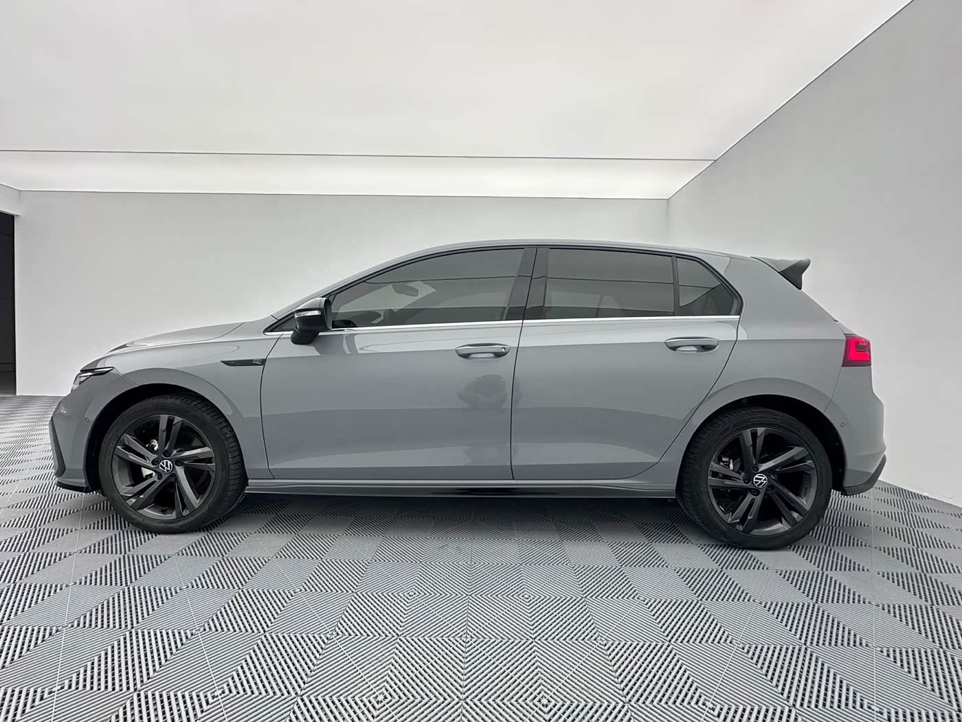 Volkswagen Golf 1.4 л 2023 г. Серебристо-серый, пробег 38000 км