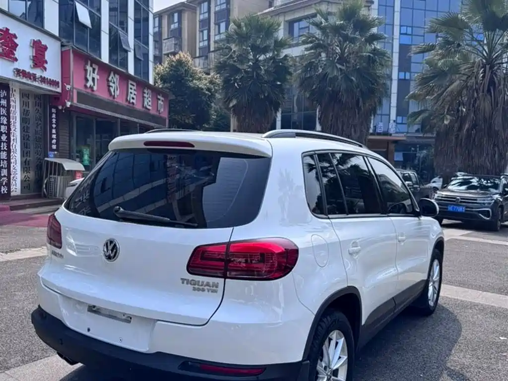 VOLKSWAGEN TIGUAN
