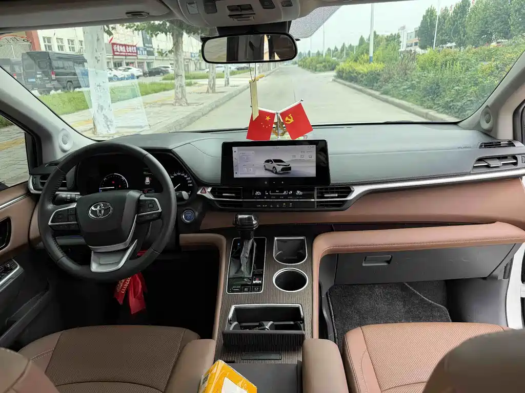 Toyota Sienna — миниатюра 14