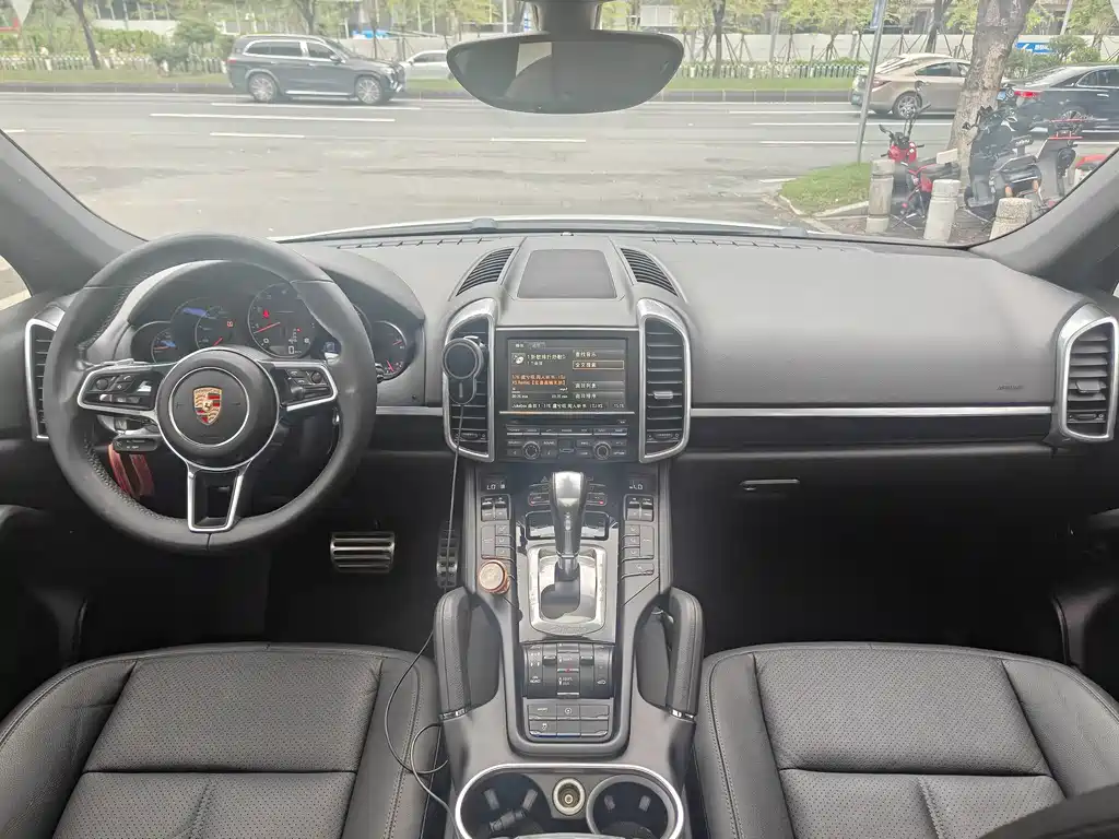 Porsche Cayenne — миниатюра 7
