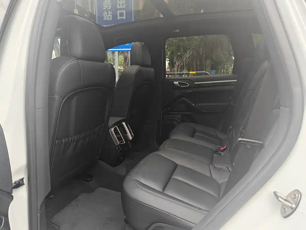 Porsche Cayenne — миниатюра 6