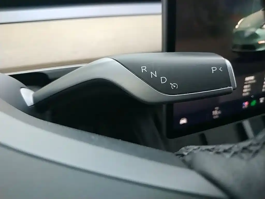 Tesla Model Y — миниатюра 14