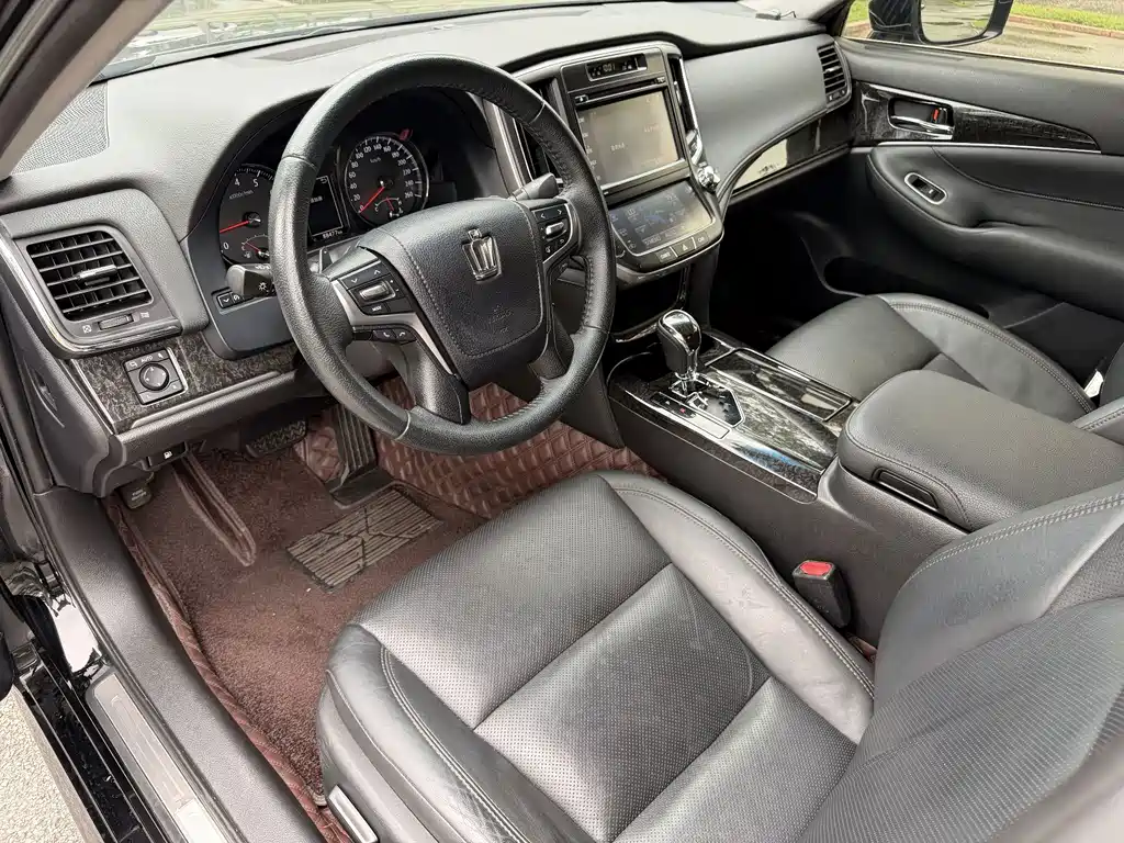 Toyota Crown — миниатюра 4