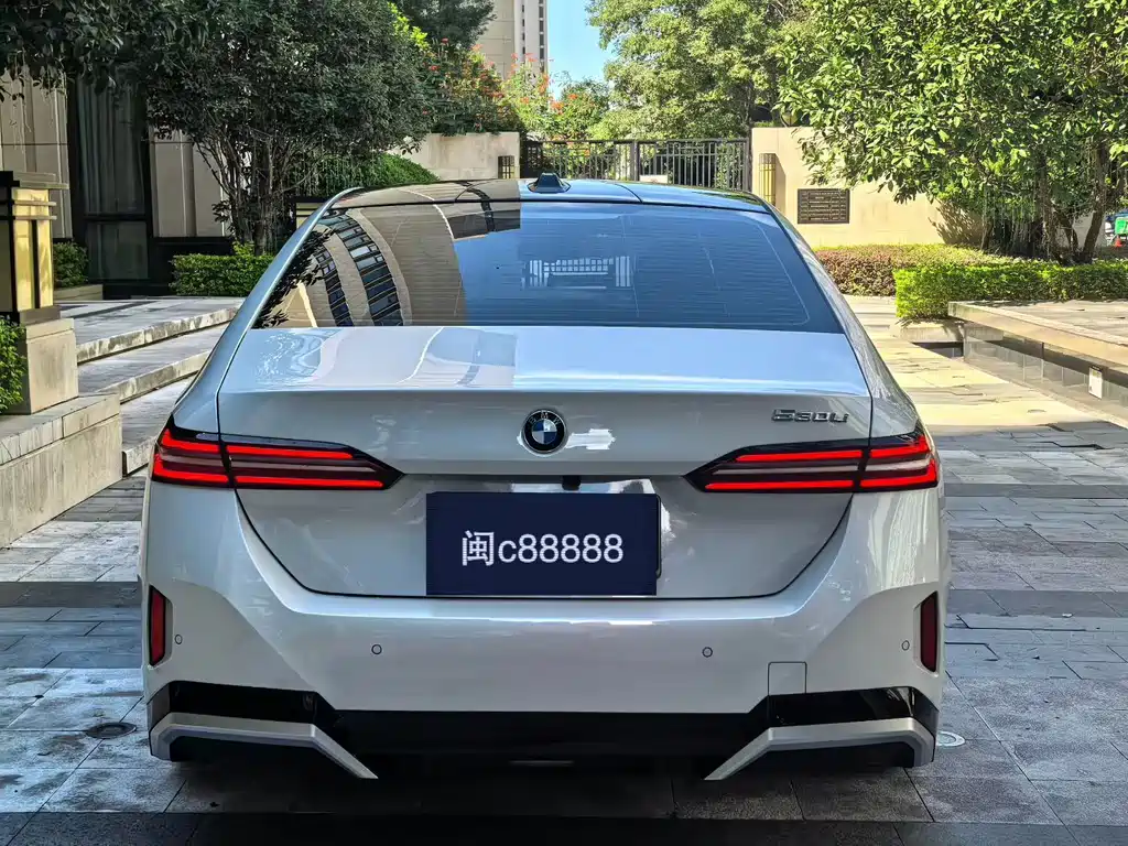 BMW 5 Series — миниатюра 8