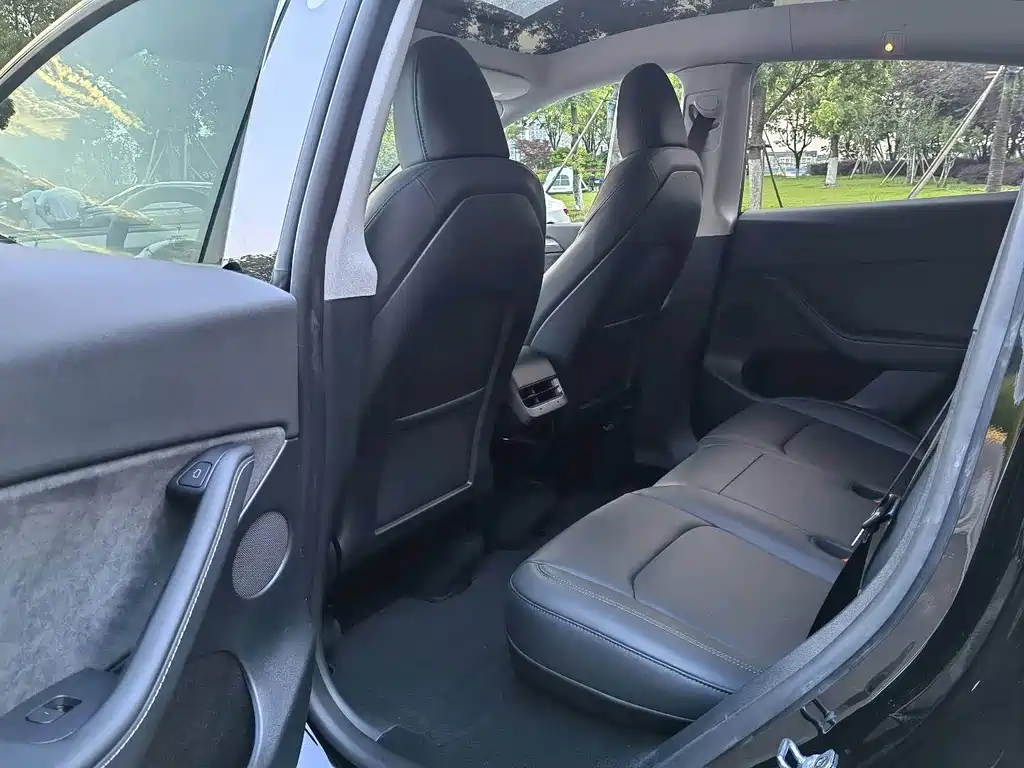 Tesla Model Y — миниатюра 8