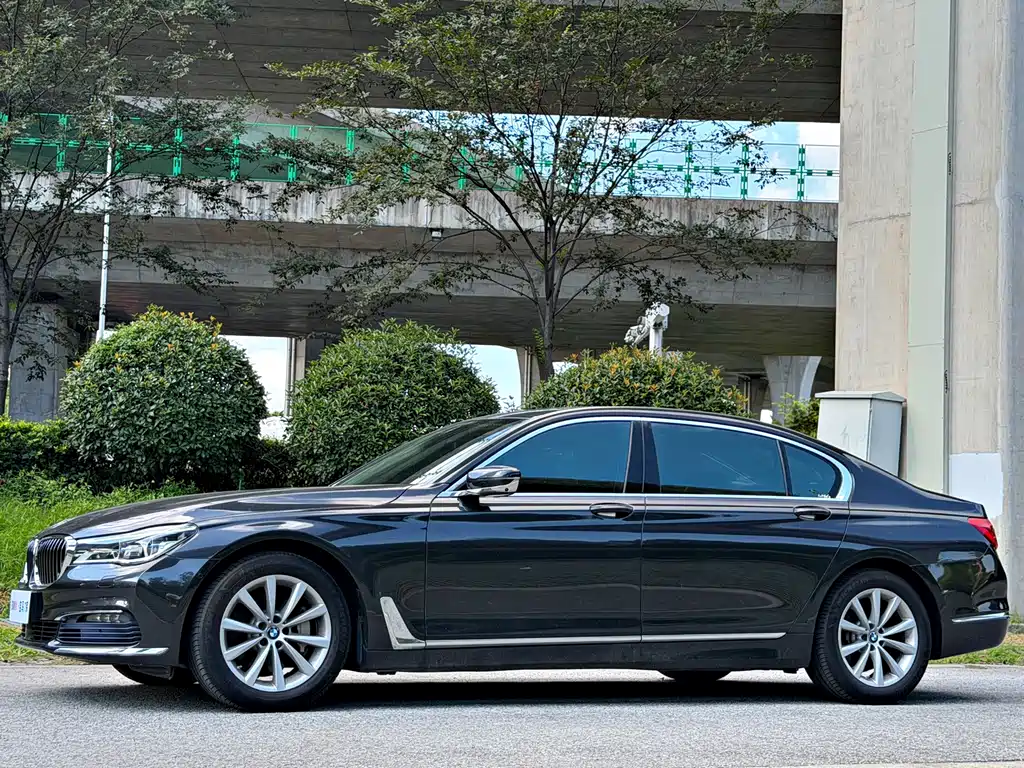 BMW 7 Series — миниатюра 17