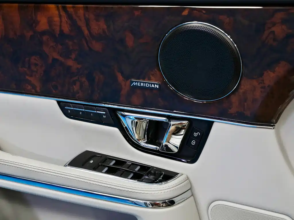 Jaguar XJ — миниатюра 21