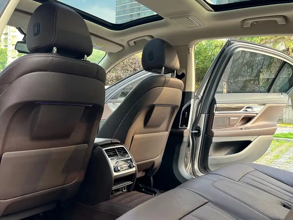BMW 7 Series — миниатюра 6