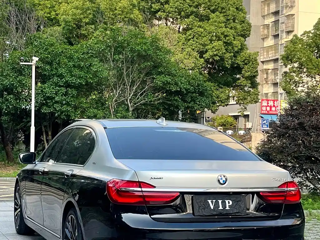 BMW 7 Series — миниатюра 14