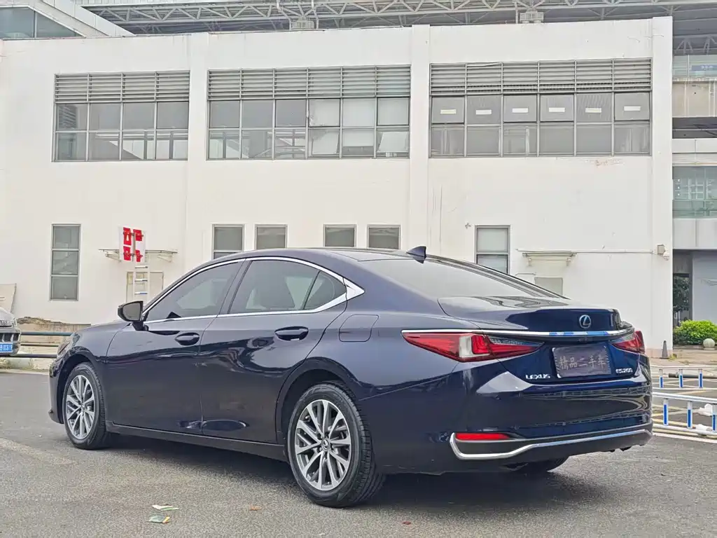 Lexus ES 2021 200