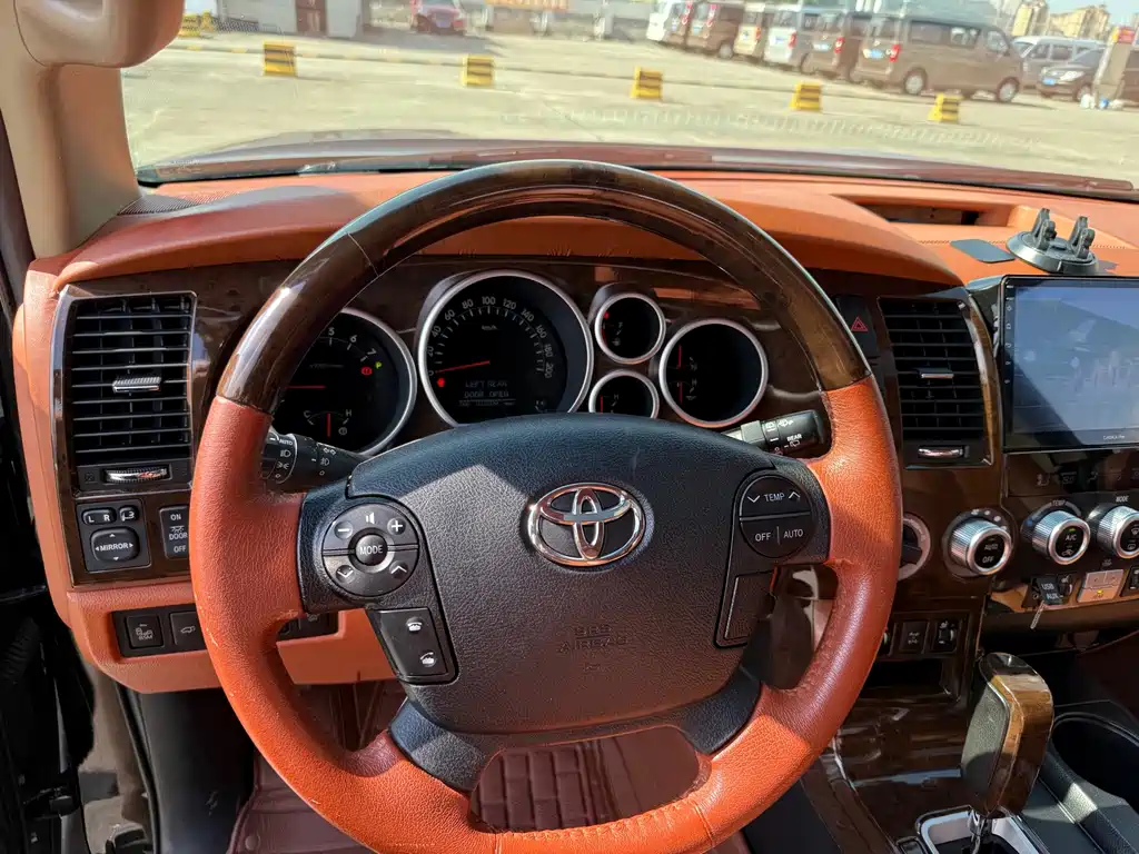 Toyota Sequoia — миниатюра 15