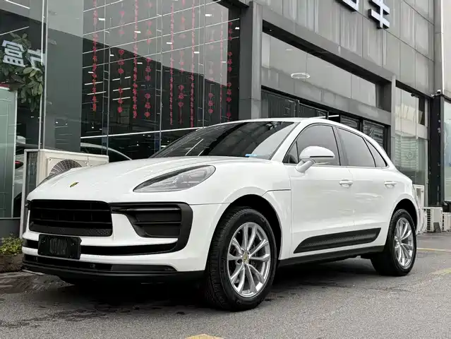 PORSCHE MACAN