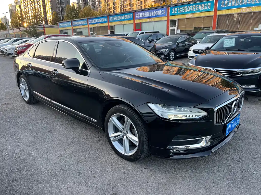 VOLVO S90