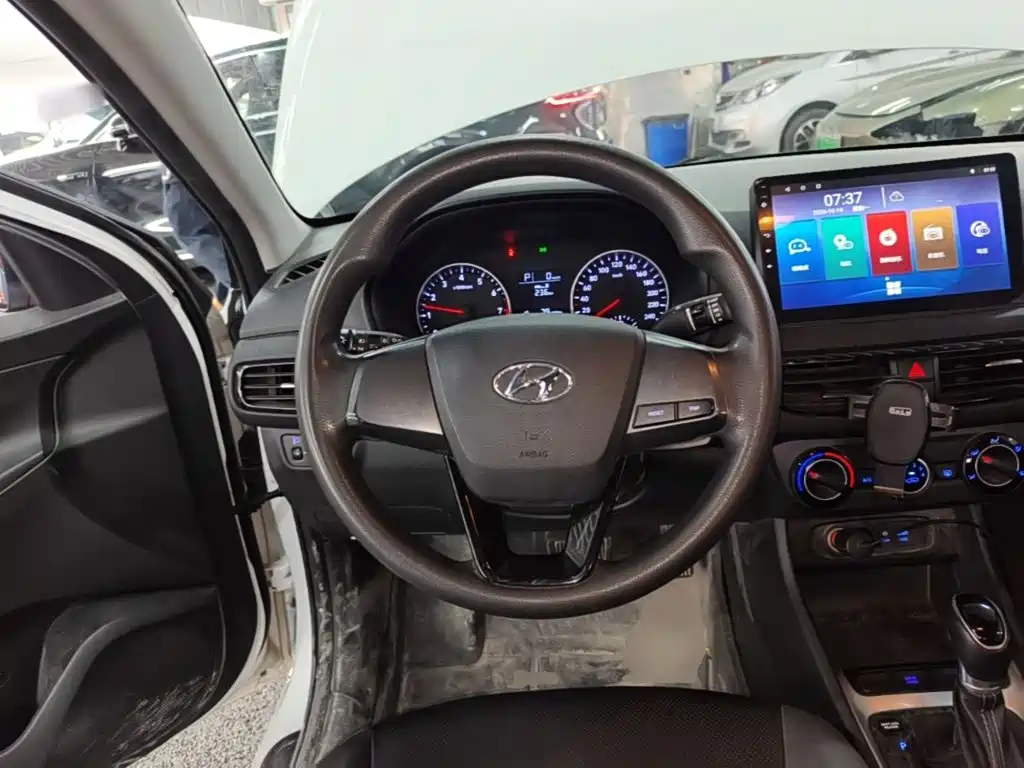 Hyundai Elantra — миниатюра 11