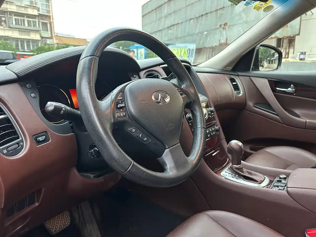 Infiniti EX — миниатюра 11