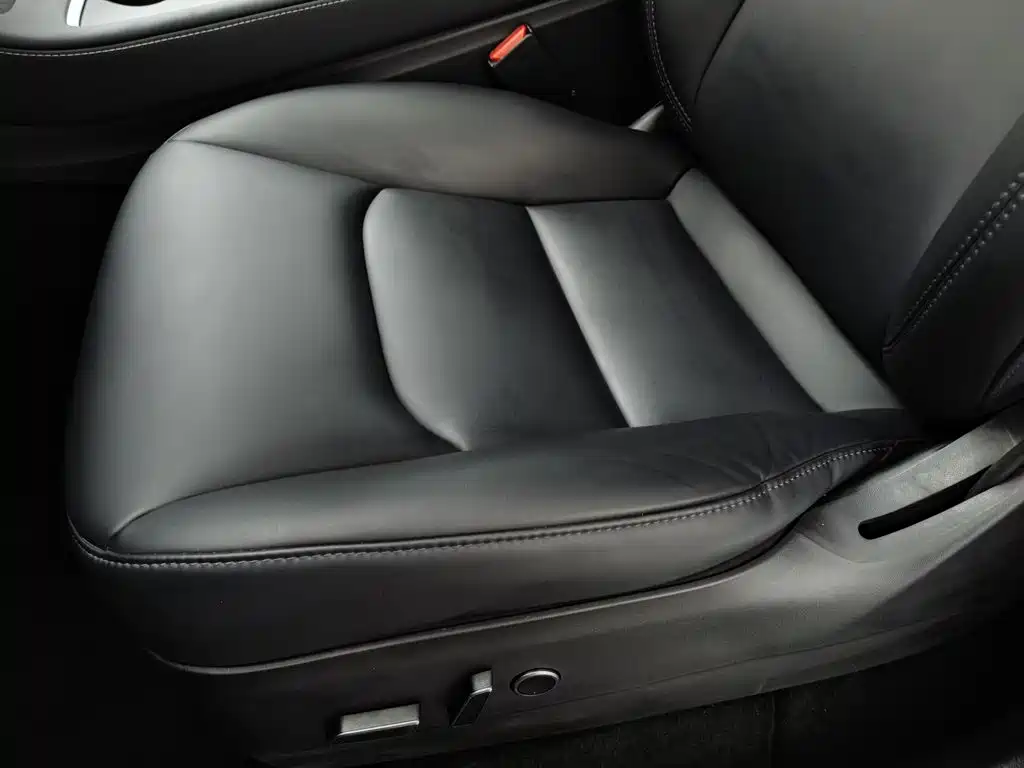 Tesla Model Y — миниатюра 20