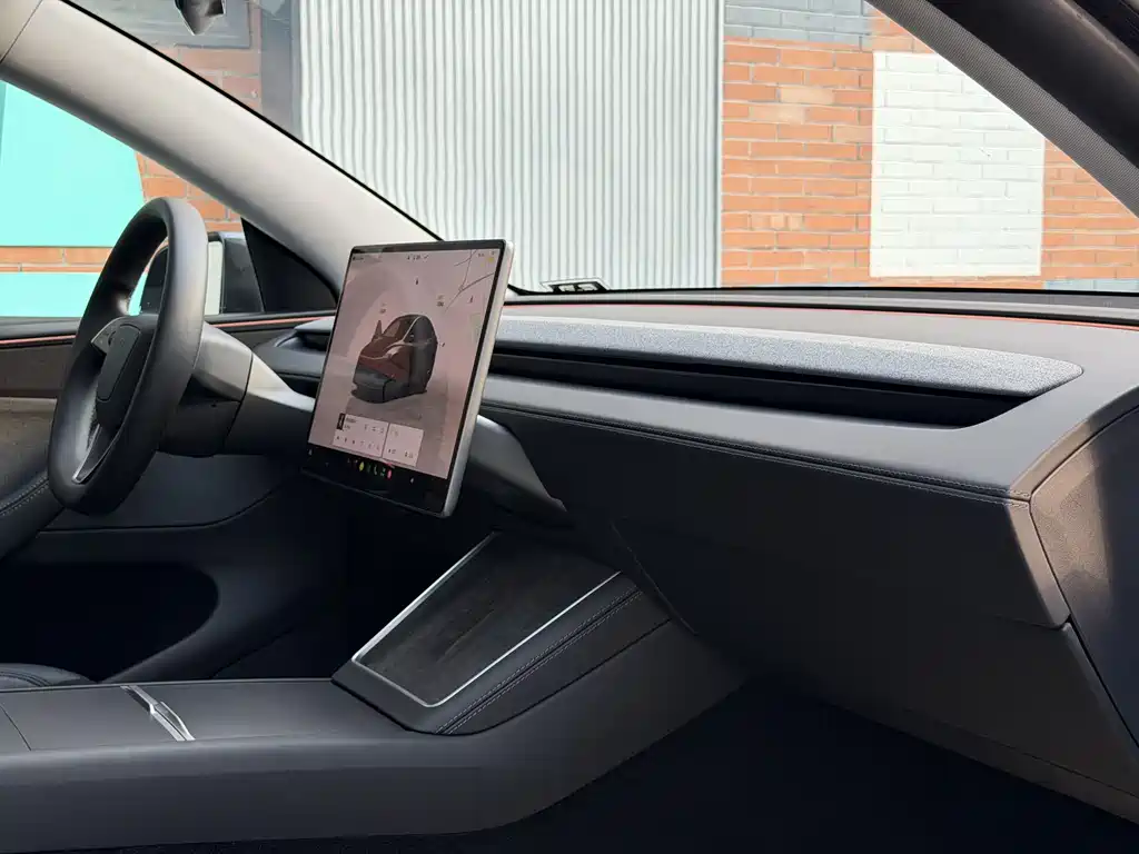 Tesla Model Y — миниатюра 6