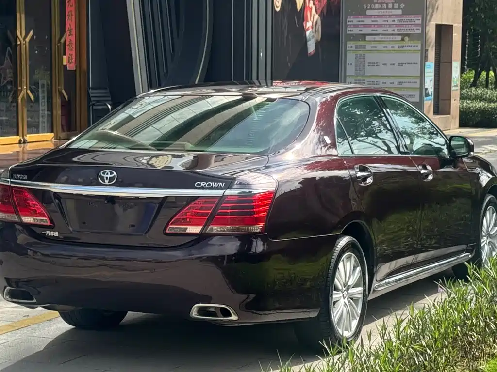 Toyota Crown — миниатюра 4
