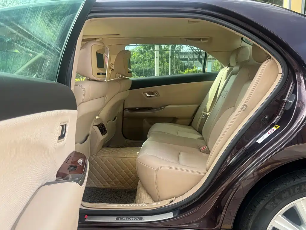 Toyota Crown — миниатюра 10
