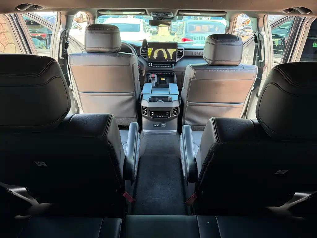Toyota Sequoia — миниатюра 3
