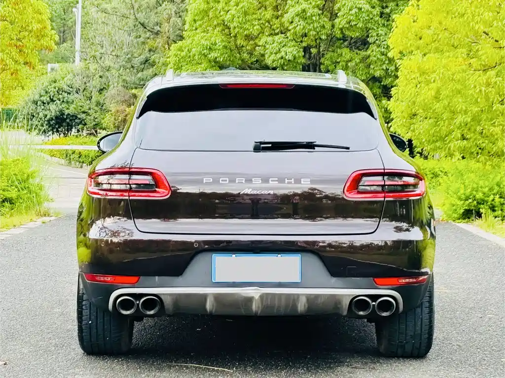 PORSCHE MACAN