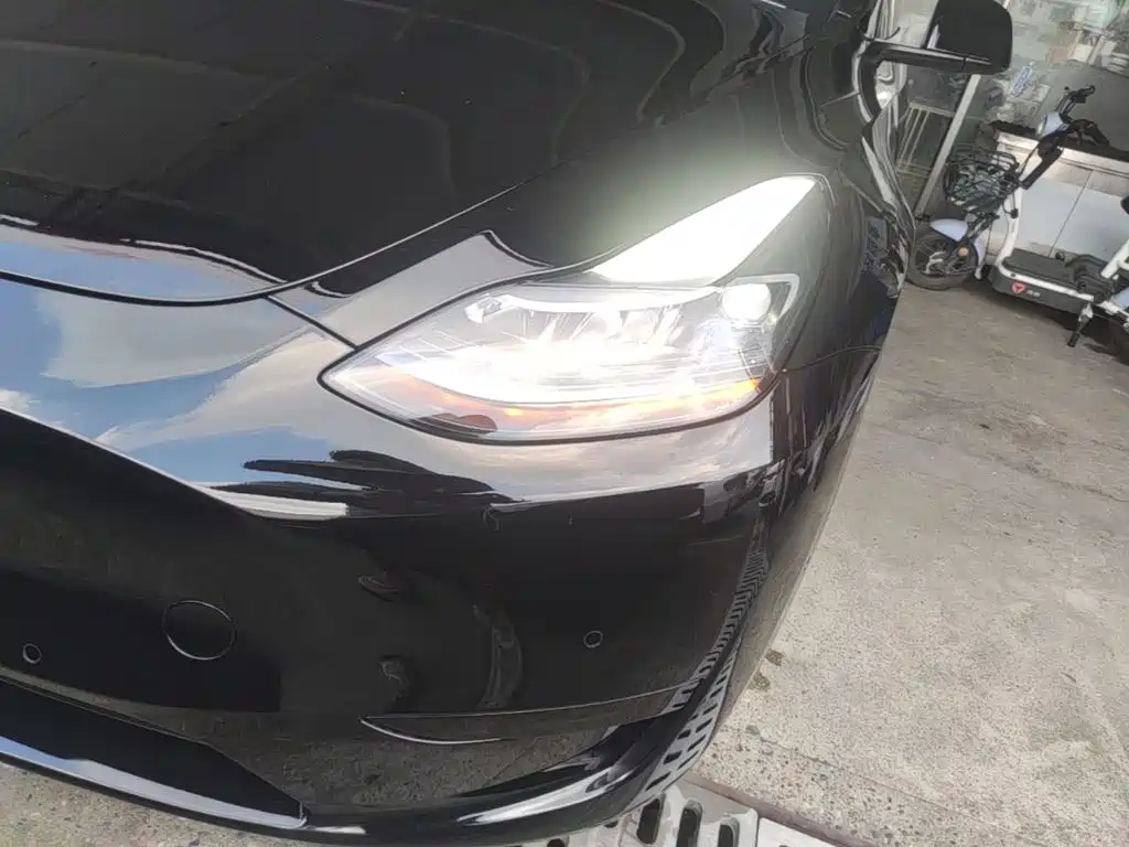 Tesla Model Y — миниатюра 24