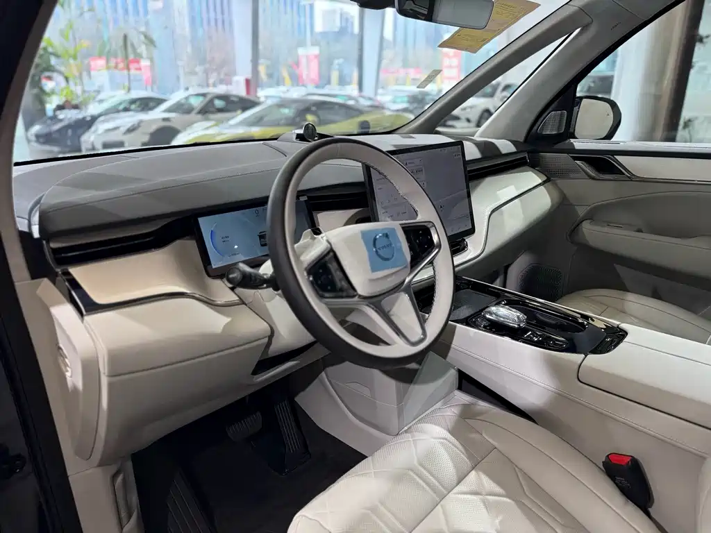 Volvo EM90 — миниатюра 11