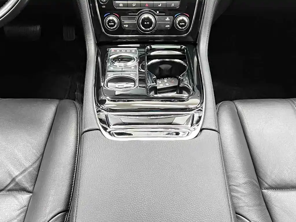 Jaguar XJ — миниатюра 21