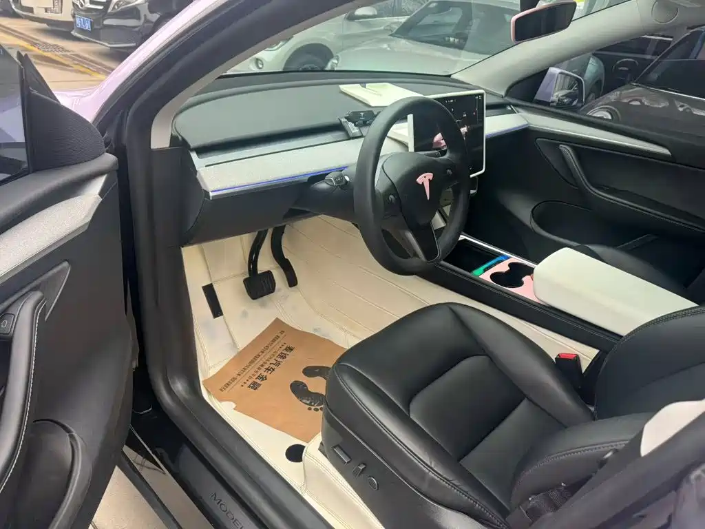 Tesla Model Y — миниатюра 6