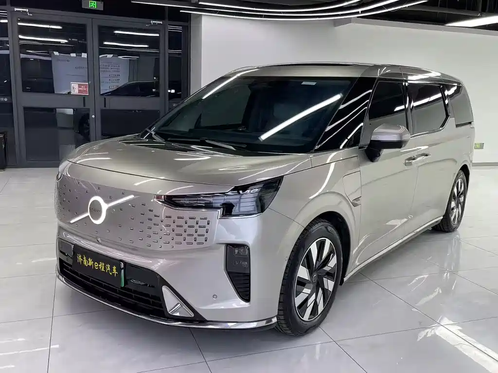Volvo EM90 2024