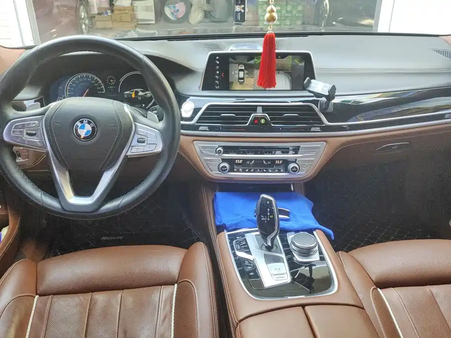 BMW 7 Series — миниатюра 12