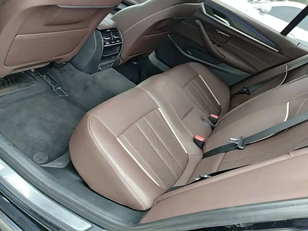 BMW 5 Series — миниатюра 17