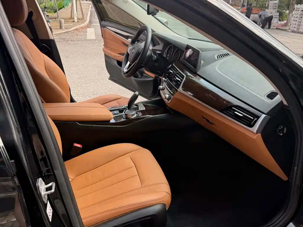 BMW 5 Series — миниатюра 9