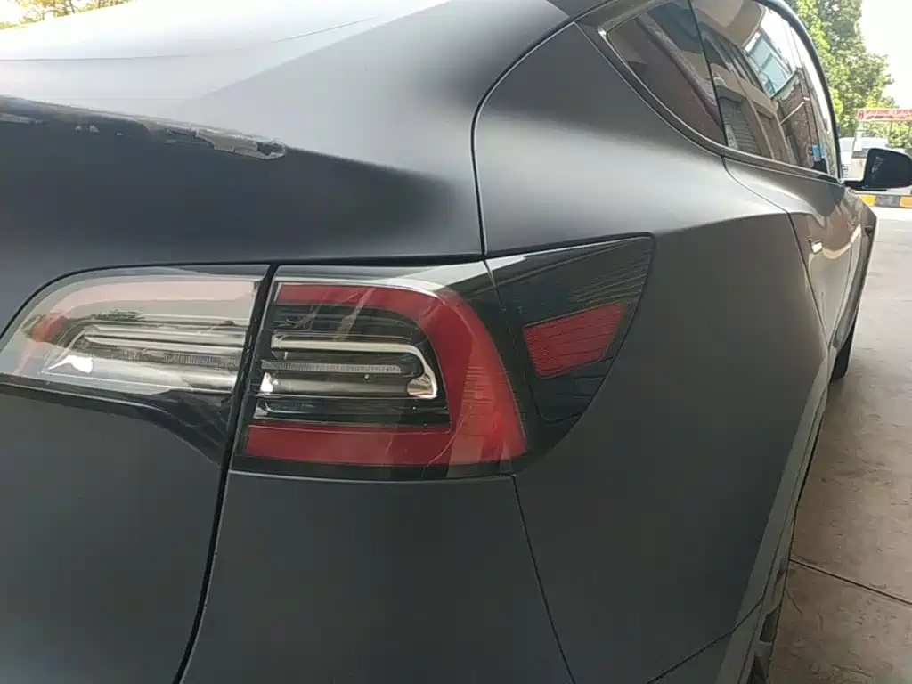 Tesla Model Y — миниатюра 8
