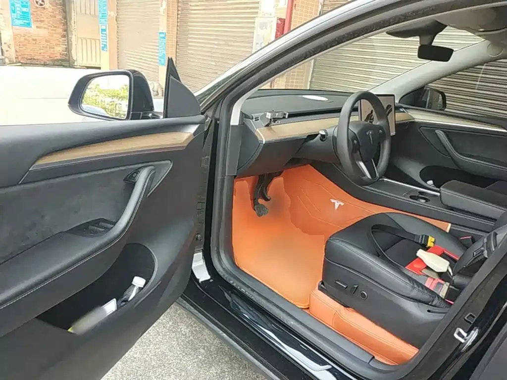 Tesla Model Y — миниатюра 16