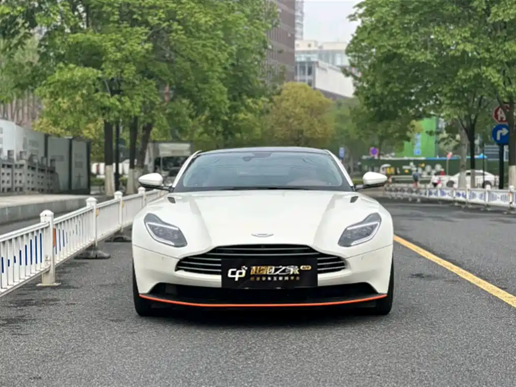 Aston Martin DB11 2019